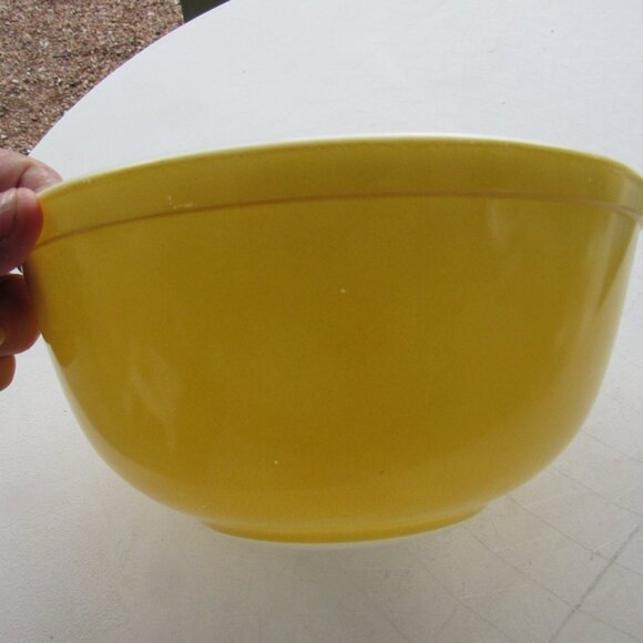 Large Yellow Pyrex Mixing Bowl Primary Color #403, 2.5 Qt - Picture 6 of 6